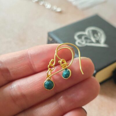 Bargain Hunters Golden Drop Earrings 25-  Emerald Gemstones